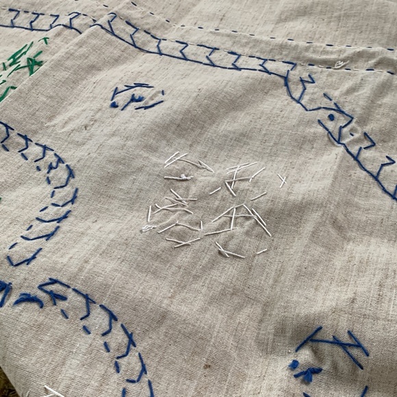 Beautiful hand appliqué and embroidery tablecloth / tapestry - Picture 11 of 12